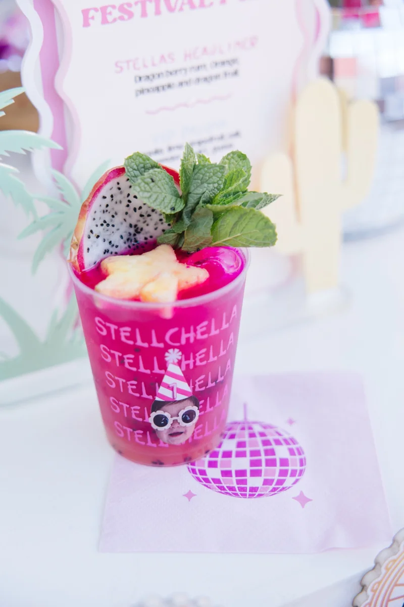 Cóctel rosa intenso con menta y pitaya