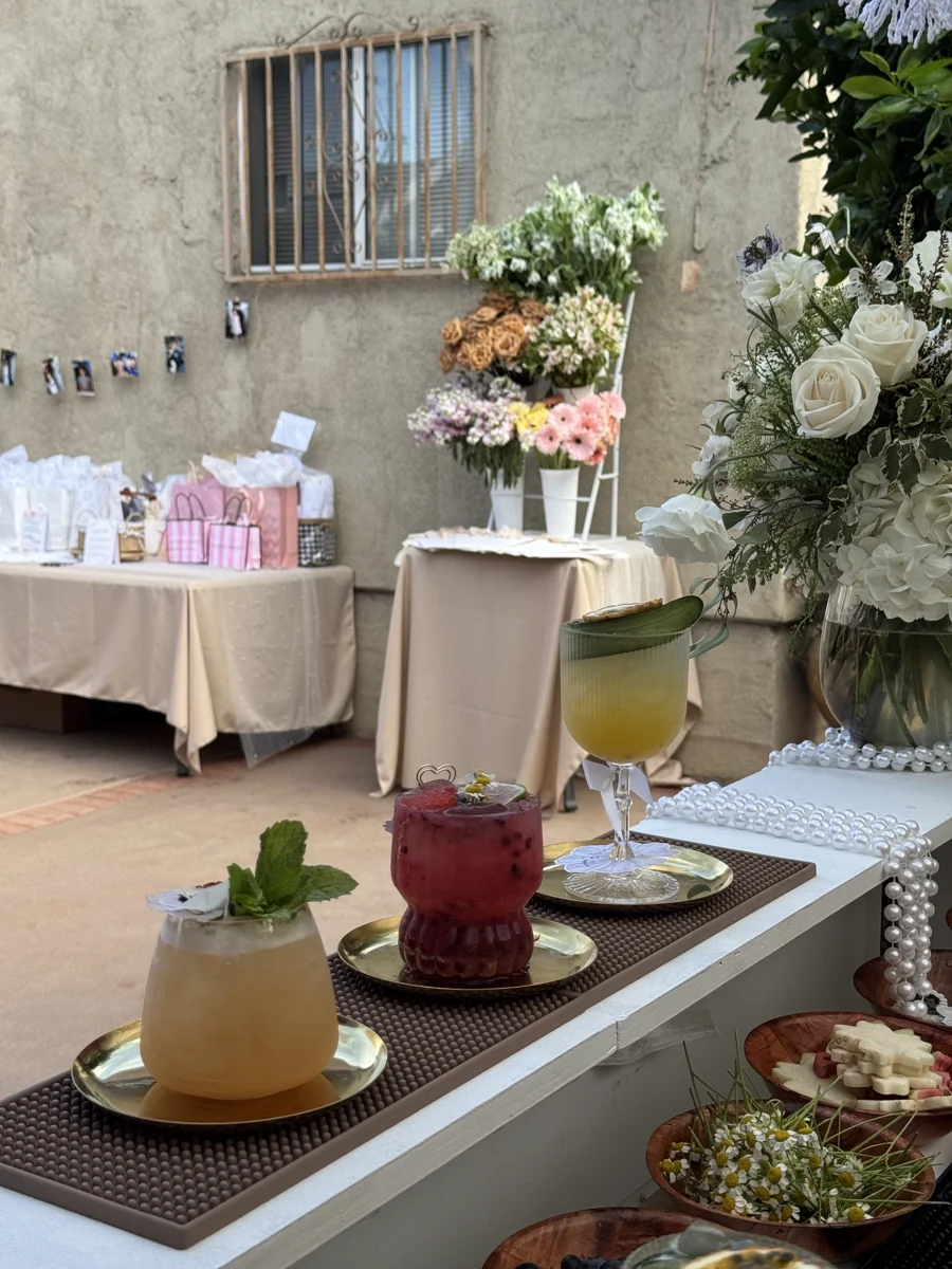 Tres cócteles junto a una decoración de flores blancas