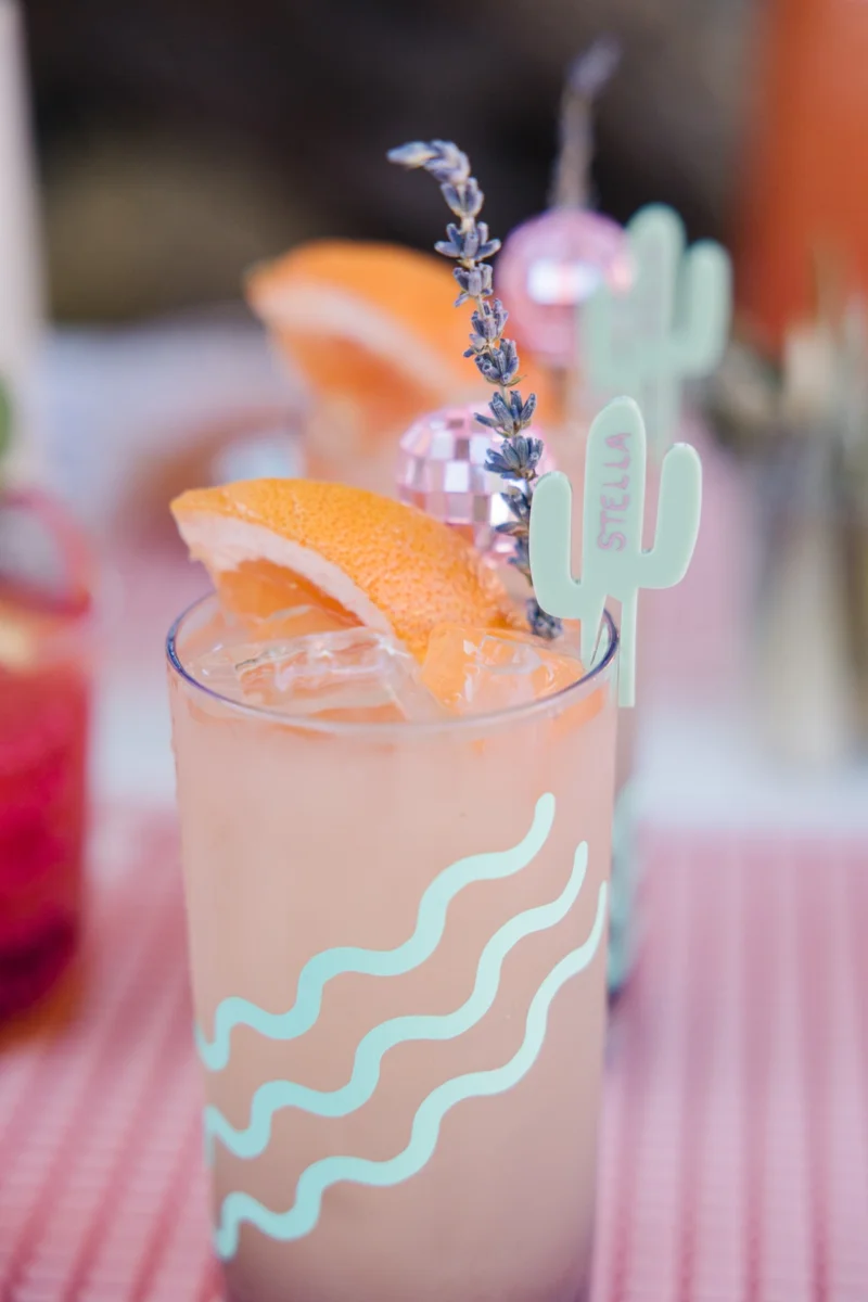 Cóctel de cítricos en un vaso alto con decoración ondulada