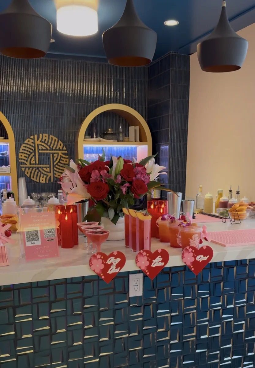 Barra con bebidas coloridas en un evento en interior